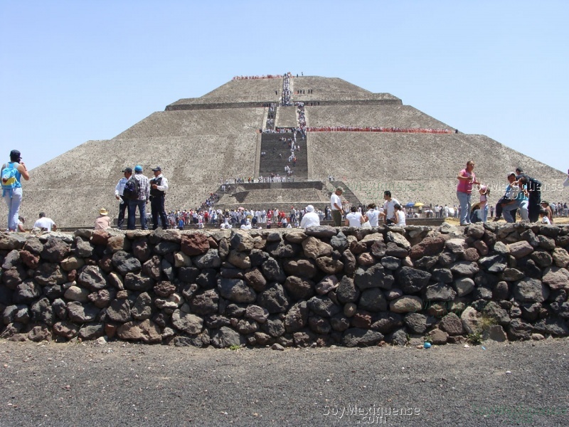 Piramide del Sol y Muro Piedra
