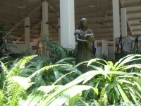 Escultura Mujer Flores